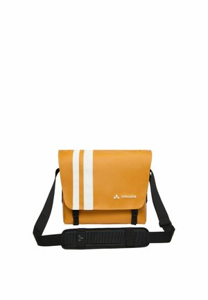 Sac messager jaune avec deux bandes blanches verticales, bandoulière noire réglable et logo Vaude sur le rabat avant.