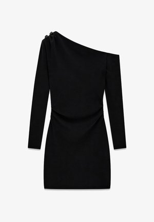 Czarna sukienka z jednym odkrytym ramieniem, długimi rękawami, marszczonym wzorem oraz trzema ozdobnymi czarnymi guzikami na ramieniu. Gładka faktura.