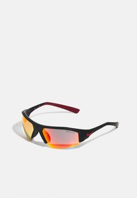 Occhiali da sole sportivi neri con lenti specchiate giallo-arancioni, dettagli rossi e stanghette curve. Presentano un design elegante e moderno.
