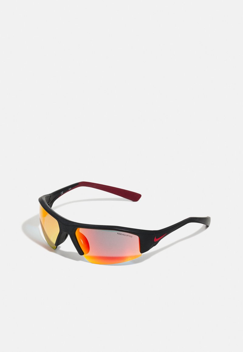 Occhiali da sole sportivi neri con lenti specchiate giallo-arancioni, dettagli rossi e stanghette curve. Presentano un design elegante e moderno.