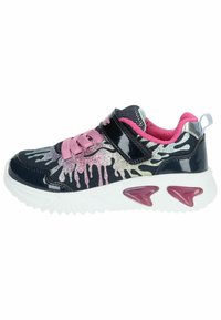 Sneaker nero con motivo gocciolante argento, dettagli rosa e tessuto testurizzato. Presenta una tracolla e una suola bianca con accenti rosa.
