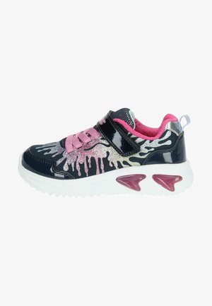 Czarny sneaker z srebrnym wzorem kapiącym, różowymi akcentami i teksturowanym materiałem. Posiada pasek oraz białą podeszwę z różowymi akcentami.