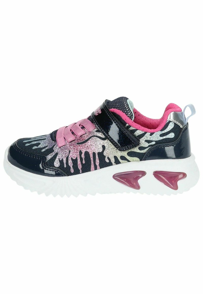 Sneaker nero con motivo gocciolante argento, dettagli rosa e tessuto testurizzato. Presenta una tracolla e una suola bianca con accenti rosa.