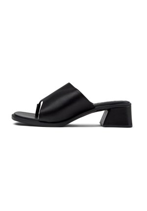Sort læder åben tå mule sandal med tå-loop og lav kraftig blokhæl, set fra siden på hvid baggrund.