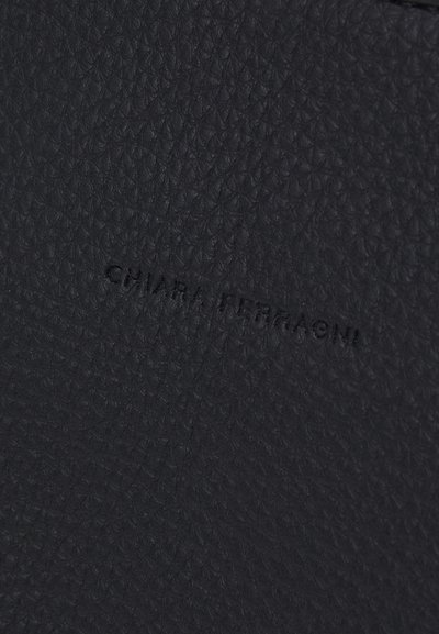 CHIARA FERRAGNI GOLDEN EYE STAR - Handbag - black