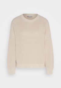 Beiger Strickpullover mit rundem Ausschnitt, gerippten Bündchen und einer lockeren Silhouette. Die Textur ist weich und hat ein grobes Muster.