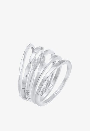 Sada piatich prepletených strieborných prsteňov s rôznymi textúrami: hladká, skrútená, vyleštená a gravírovaná s geometrickými vzormi.