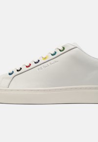 Białe skórzane sneakersy z kolorowymi oczkami, wytłoczonym logo na boku i białą gumową podeszwą. Gładka faktura i minimalistyczny design.