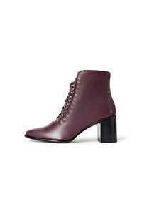 Botină din piele mov închis, cu șireturi în față și toc gros negru, pe un fundal alb.