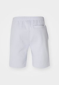 Hellegraue Baumwollshorts mit einem elastischen Bund, ausgestattet mit einer einzelnen Gesäßtasche und einer glatten, leichten Textur.