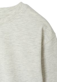 Hellgrauer Rundhals-Pullover aus weichem, strukturiertem Stoff. Verfügt über eine lockere Passform mit einem dezenten melierten Muster und einer gesteppten Halslinie.