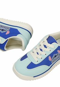 Baskets bleues et bleu clair avec des lacets blancs, présentant un personnage de dessin animé et le mot « Stitch » sur le côté.