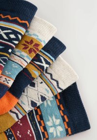 Farebné ponožky s rôznymi pletenými vzormi, vrátane námorníckej, smotanovej a oranžovej farby, s geometrickými a kvetinovými detailmi.