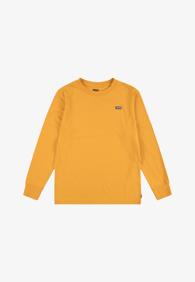 Pikaetsiga kollane puuvillane T-särk pika varruga, ümar kaelus ja rinnal väike sinine logoplaat ning soonikuga varrukad.