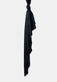 Sciarpa nera con motivo floreale, realizzata in morbido tessuto. I bordi sono rifiniti con un delicato dettaglio frangiato. Drammatica ed elegante.