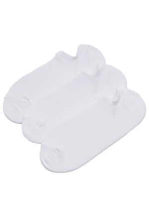 Trzy pary prostych białych skarpetek do kostki ułożonych na białym tle, pokazujące palce i niskie ściągacze.