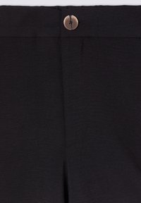 Pantaloni neri con tessuto testurizzato, taglio dritto e chiusura con un singolo bottone marrone in vita.