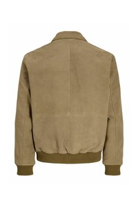 Veste bomber en daim beige avec poignets et ceinture côtelés, vue de dos sur fond blanc.