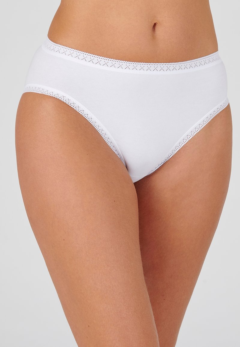 Witte katoenen slips met een gladde textuur en een delicate kantafwerking rond de tailleband, met een klassieke hoge uitsnijding bij de benen.