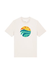 Beige katoenen t-shirt met een ronde grafiek van een zon en golven in oranje, teal en wit. Korte mouwen en een ronde hals.