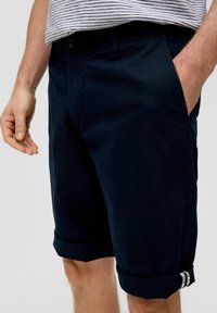 s.Oliver BERMUDA PHOENIX REGULAR FIT  TAILLE MI-HAUTE STRAIGHT LEG - Shorts - navy