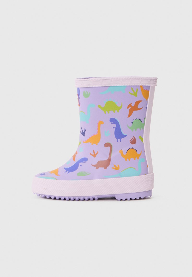 Lila gumicsizma, amely színes dinoszaurusz mintákkal, textured talppal és sima felülettel rendelkezik. Szilárd lilás szegély a tetején.