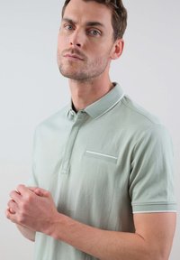 DEELUXE MARCUS - Polo - Eucalyptus