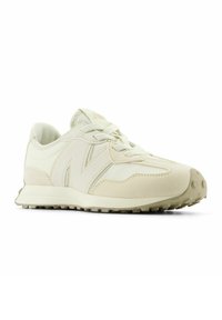 Zapatilla deportiva de color beige claro, con una mezcla de materiales lisos y texturizados, que presenta una suela gruesa y un prominente logotipo "N" en el lateral.