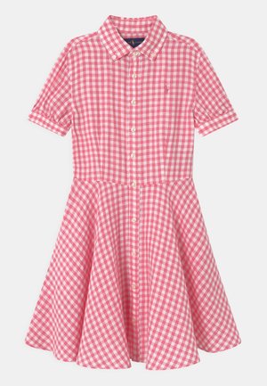 Vestido de manga corta de vichy rosa y blanco con botones al frente, cuello y falda acampanada.