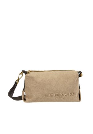 Bolso bandolera rectangular de tela beige con correa negra ajustable y cierres metálicos dorados, con el logo de Liebeskind Berlin en relieve.