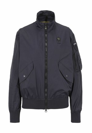 Navy bomberjack met ritssluiting, hoge kraag en twee voorzakken met klep. Gemaakt van een zachte, lichte stof met geribbelde manchetten.
