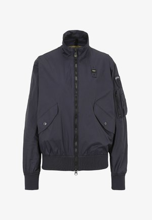 Marineblauer Bomberjacke mit Reißverschluss, hohem Kragen und zwei vorderen Klapptaschen. Hergestellt aus einem glatten, leichten Material mit gerippten Bündchen.