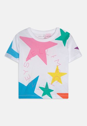 Weißes kurzärmeliges T-Shirt für Kinder mit großen bunten Sternen und dem Schriftzug "STELLA MCCARTNEY" in einem kreisförmigen Muster auf der Vorderseite.