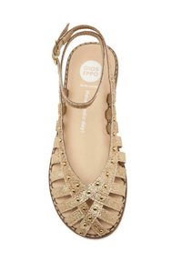 Sandalia dorada con tiras, suela plana, recortes decorativos y acentos de tachuelas. Correa ajustable en el tobillo para un ajuste seguro. Forro interior suave.