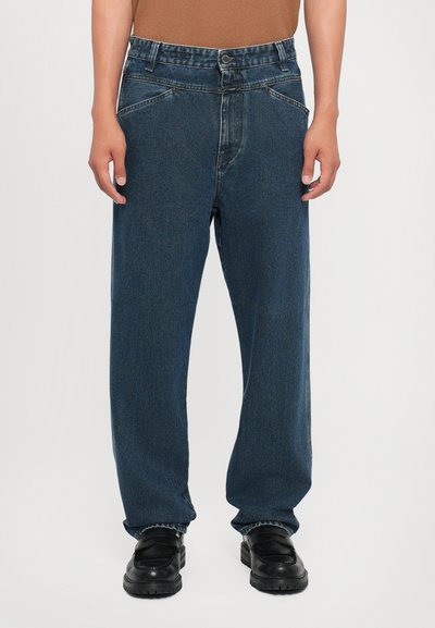 Donkerblauwe denim jeans met een losse pasvorm, voorzien van een hoge taille, vijf zakken en contrasterende stiksels, afgewerkt met een onafgewerkte zoom.