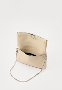 Beige læder clutch taske med sølv lynlås og kædestrop, åben top lynlås og lille rød hjerte detalje på frontlommen.