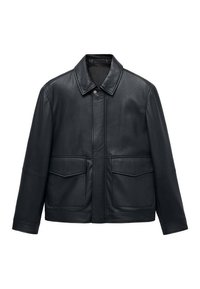 Schwarze Lederjacke mit spitzem Kragen, vorderem Druckverschluss und zwei großen aufgesetzten Taschen. Glatte Textur und lockere Passform.