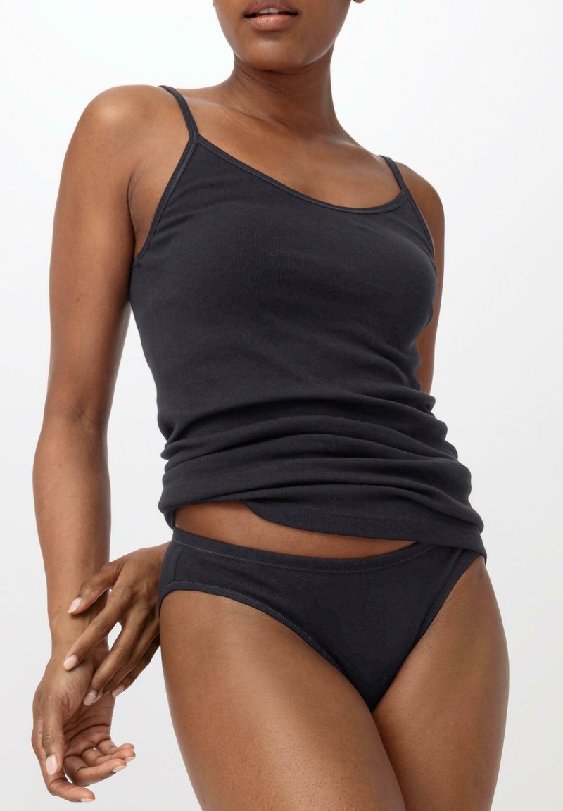 Schwarzes Baumwoll-Top mit dünnen Trägern und passendem Bikini-Unterteil. Beide Teile verfügen über eine weiche Textur und ein tailliertes Design.