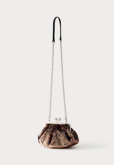 Τσάντα φάκελος από μεταλλικά χαλκοχρώματα με παγιέτες και σχεδιασμό με πιέτες, διαθέτει κούμπωμα σε ασημένιο χρώμα και αλυσίδα ροζάριο, συμπληρωμένη με μαύρη λαβή.