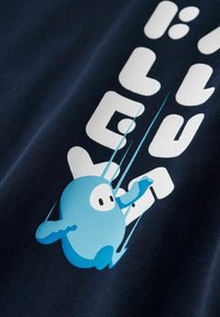 Camiseta de algodón azul marino con un personaje azul de dibujos animados y texto blanco en negrita. El personaje está extendiendo la mano, rodeado de efectos de salpicadura dinámicos.