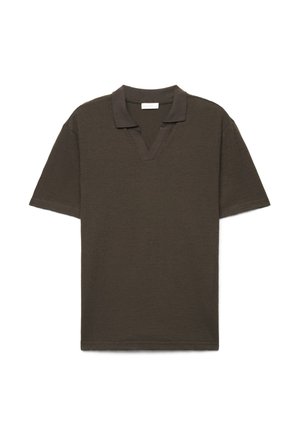 Dunkelolivgrünes Poloshirt mit kurzen Ärmeln und offenem V-Ausschnitt, flach auf weißem Hintergrund dargestellt.