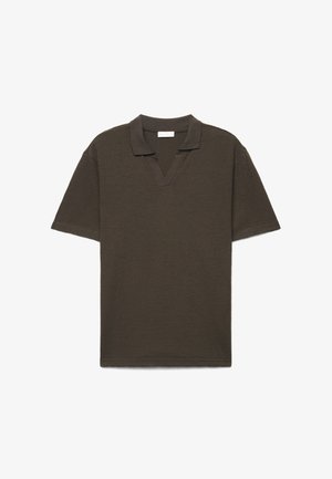 Polo vert olive foncé à manches courtes avec col ouvert en V, présenté à plat sur fond blanc.