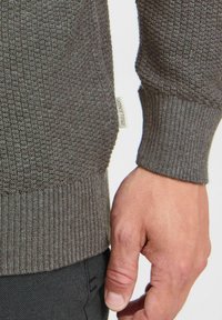 Grau strukturiertes Sweatshirt mit geripptem Bündchen und Saum, figurbetonter Silhouette. Angebrachte Etikette an der Seite zeigt den Markennamen "Blend."