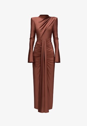 Langärmliges, rostfarbenes Kleid aus glattem Stoff, mit drapierten Details und gerafften Bereichen an Vorder- und Rückseite.