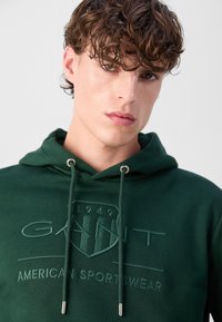 GANT TONAL SHIELD HOODIE - Mikina s kapucňou - grün