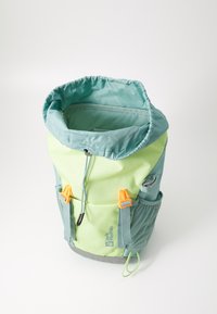 Ryggsekk i lys limegrønn og teal, med snor topp, mesh sidelommer og oransje spenner. Laget av slitesterk stoff.