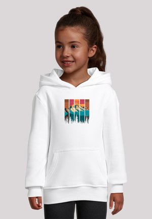 Weißer Hoodie mit einem zentralen Grafikelement von Bergen in Türkis und einem Sonnenuntergang, umgeben von mehreren bunten Streifen oben und Tannenbäumen am Fuß.