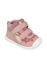 Zapatillas de deporte rosa para niños pequeños con dos correas de Velcro, detalles brillantes en oro rosa y decoración de lentejuelas en el lateral. Suela de goma con punta redonda.