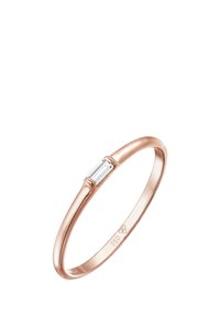 Rosa guld ring med en smal ringbård med en slät yta och en rektangulär klar sten som är infattad i en minimalistisk design.
