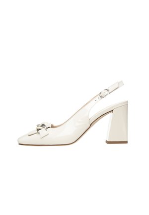 Witte gepatineerde lederen slingback schoenen met een spitse neus, voorzien van een strikaccent en een blokhak. Glad materiaal met een glanzende afwerking.